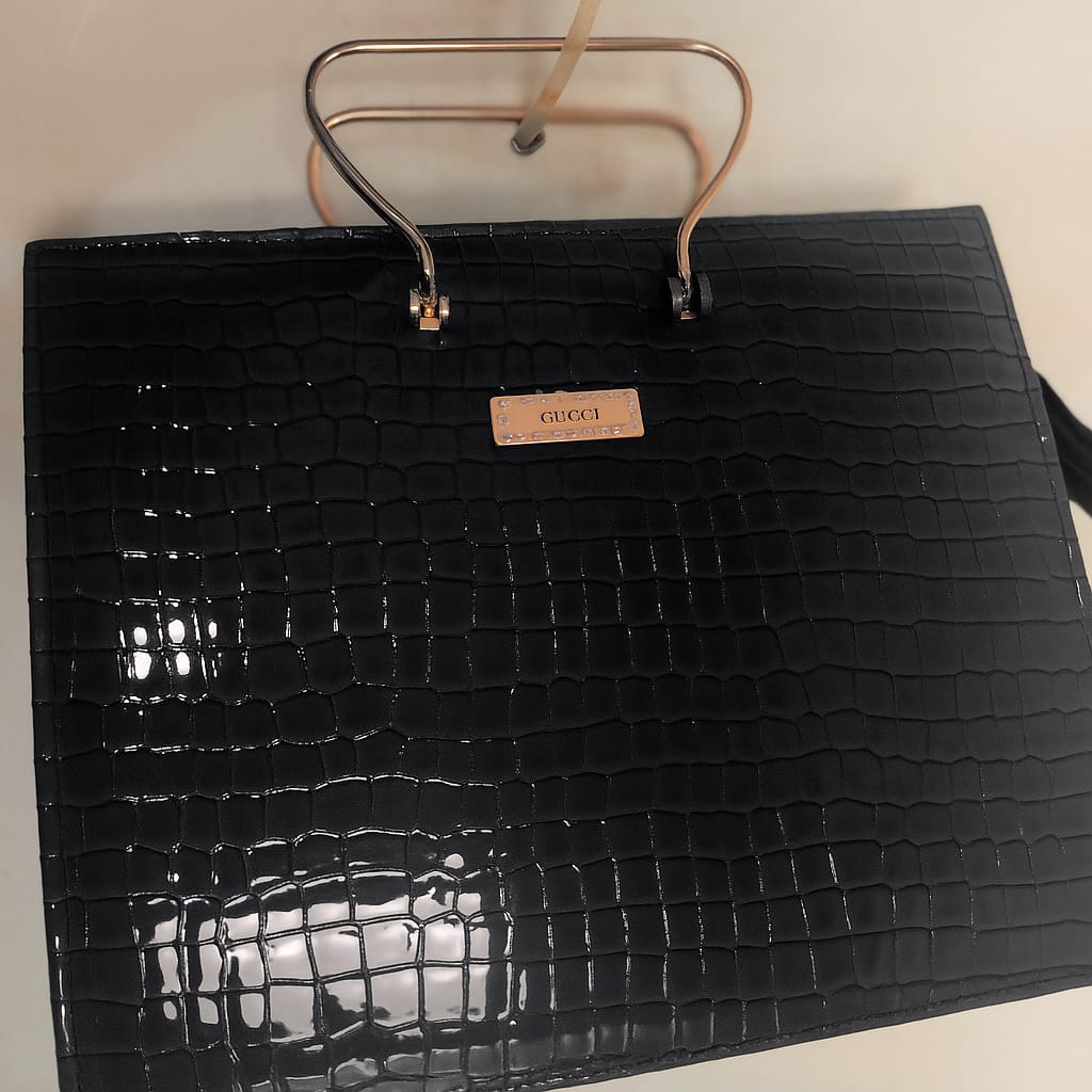 VOGENZA Classic Croc-Textured Brown Handbag – Elegant Structured Tote for Women